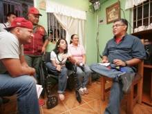 Elías Jaua visitando casa por casa