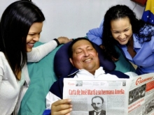Presidente Chávez en recuperación plena junto a sus dos hijas mayores (14/02/2013).
