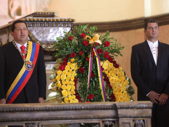 Hugo Chávez y Rafael Correa junto al sarcófago de Manuela Sáenz