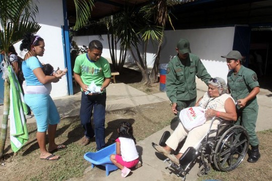 El pueblo se organiza en los refugios para realizar diversas tareas