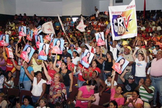El colectivo de los partidos políticos y movimientos sociales se sumaron a la convocatoria de apoyo a la candidata socialista Stella Lugo.