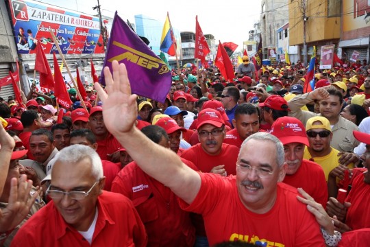 Rangel fue recibido por el poder popular que hoy más que nunca esta rodilla en tierra con Chávez.