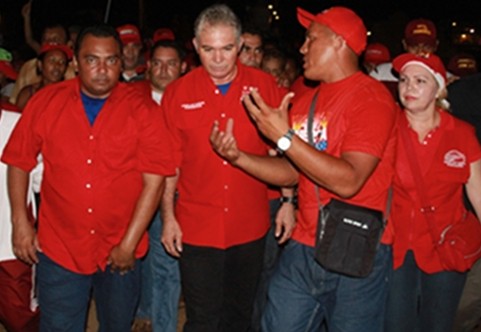 Caminata de Mata Figueroa por la población Campo Santo