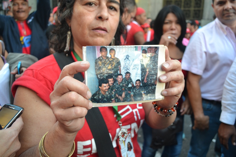Pueblo se moviliza a Miraflores en apoyo a Chávez y en defensa de la ...