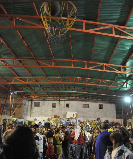 El Potro jugando básquet