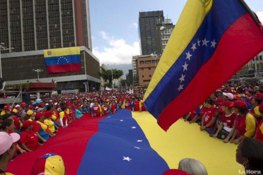 pueblo enarbolas las banderas