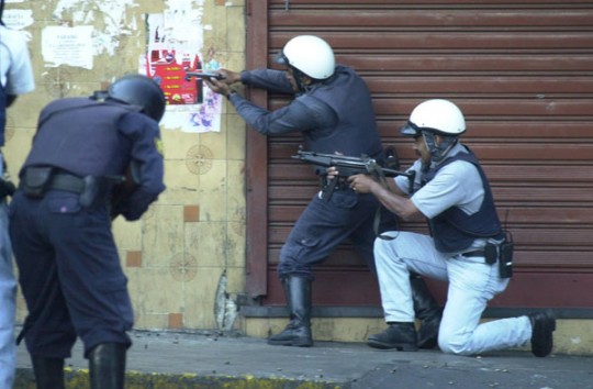 abril 2002, policía metropolitana