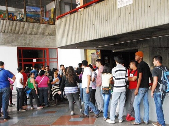 Jóvenes revolucionarios se movilizaron este domingo