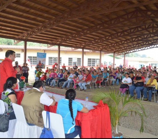 Foto 1. Alexis Ramiréz entregó las tarjetas a beneficiarios de los municipios Albetro adriani, Julio Cesar Salas y Tulio Febres.