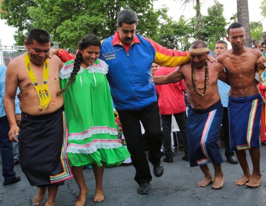 Presidente-Maduro-compartiendo-con-los-indígenas-1024x683