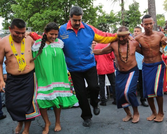 Presidente-Maduro-compartiendo-con-los-indígenas-1024x683
