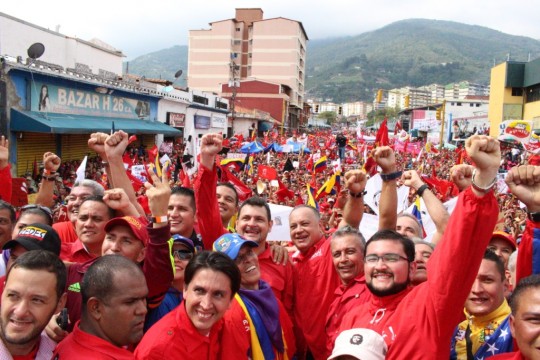 Foto 1La marea roja inundó el viaducto Campo Elías para demostrar su apoyo al Presidente Nicolás Maduro.