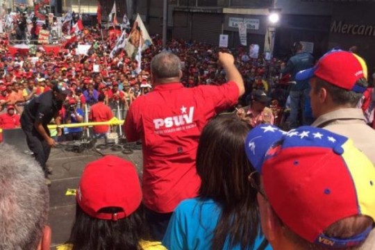 Foto: Con el Mazo Dando