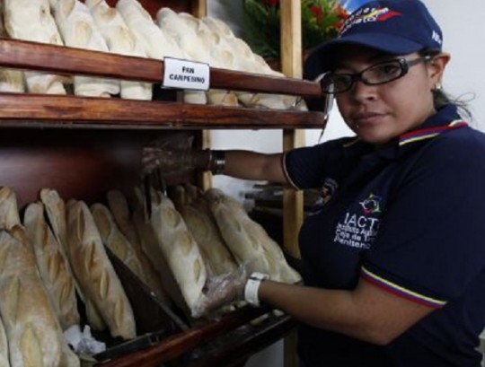 La burguesía les esconde los productos, y roban a las madres recién paridas