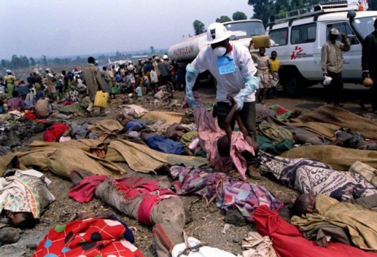 Un voluntario de Médicos Sin Fronteras reúne a decenas de cadáveres fuera de un campamento de refugiados en Ruanda, 22 de julio de 1994. Foto: Corinne Dufka, Reuters 