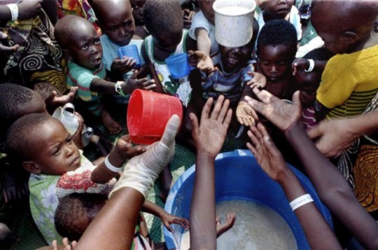 En la imagen, niños piden comida en un orfanato en Ruanda, 5 de agosto de 1994. Foto: JEAN-PAUL PELISSIER REUTERS 