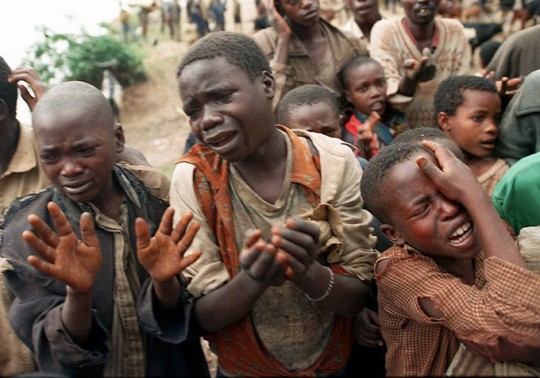 Niños ruandeses imploran a soldados de Zaire que les dejen cruzar la frontera para reunirse con sus madres, que pasaron instantes antes, 20 de agosto de 1994. JEAN-MARC BOUJU (AP) 
