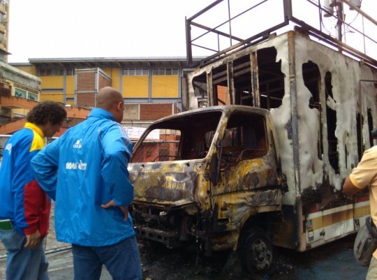 Grupos violentos queman autobús 