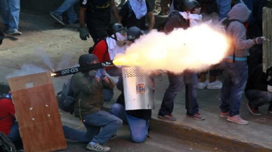 Guarimberos queman urnas para montar barricadas en los Teques