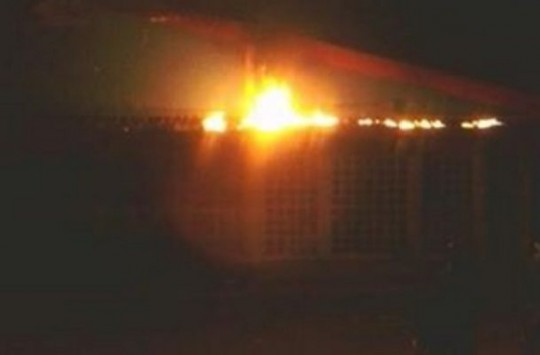 Guarimberos queman Mercal en Los Teques 