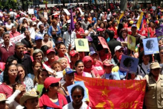 Mujeres en la Plaza Bolívar