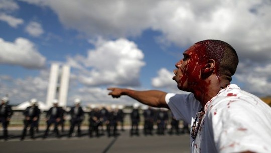 Un manifestante herido en la cabeza durante la protesta de este 24 de mayo en Brasilia. | Foto: Reuters 