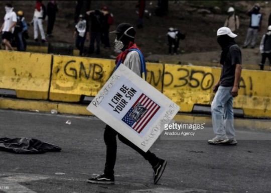 (Foto por Carlos Becerra/Anadolu Agency/Getty Images el pasado 24 de junio, de un manifestante opositor cerca de la base militar de La Carlota)