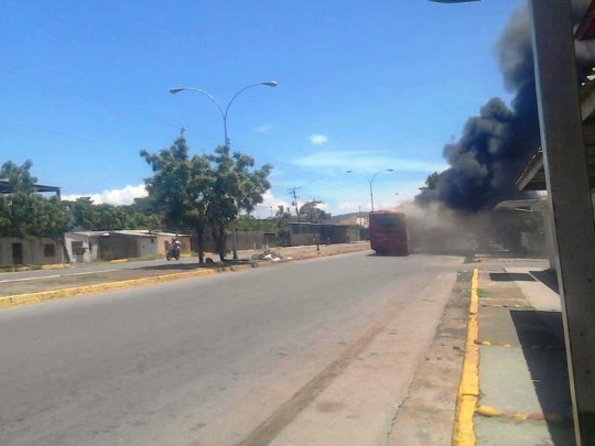 Autobus incendiado por grupos violentos en Cumanà (1)