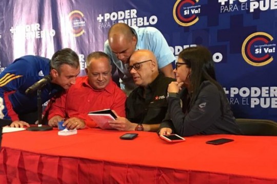 Foto: Con el Mazo Dando