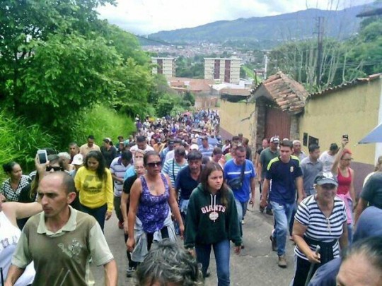 Los pobladores de Palo Gordo (Venezuela) marchan hacia un centro de votación en la elección Constituyente / Cortesía Claudia Torres 
