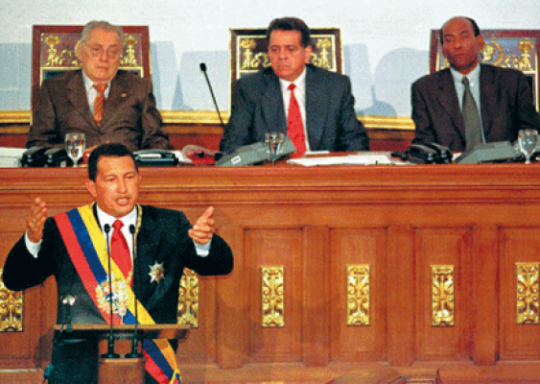 EL COMANDANTE CHÁVEZ PRESENTANDO LA CONSTITUCIÓN EN 1999 