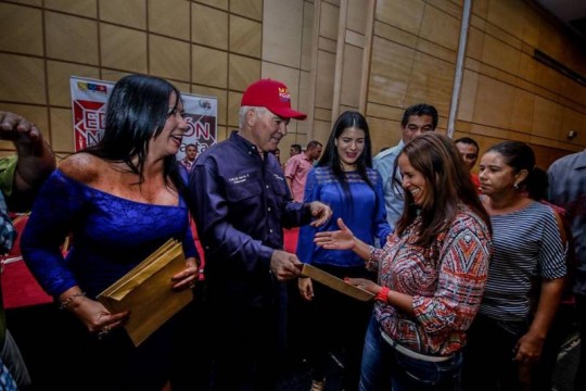 Carlos Mata con docentes