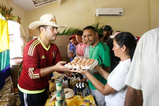 Vecinos de Los Olivos, a través del Clap, adquieren alimentos en la feria del Campo Soberano