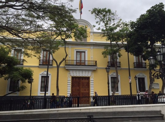 1200px-Casa_Amarilla_de_Caracas_-_2015