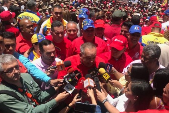 Foto: Con el Mazo Dando