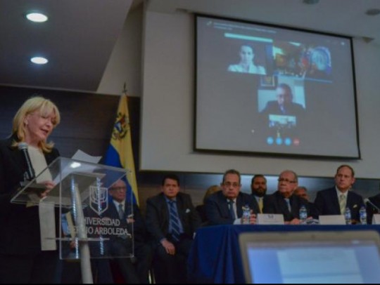 Foto: Con el Mazo Dando