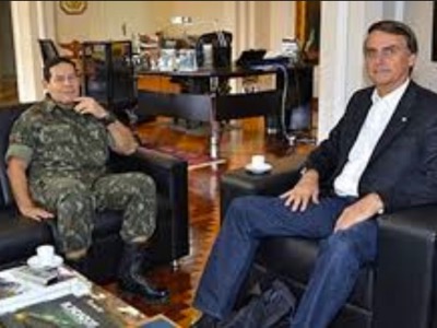 En uniforme militar, Hamilton Mourao, próximo vicepresidente de Brasil, junto ‎al presidente electo Jair Bolsonaro.‎