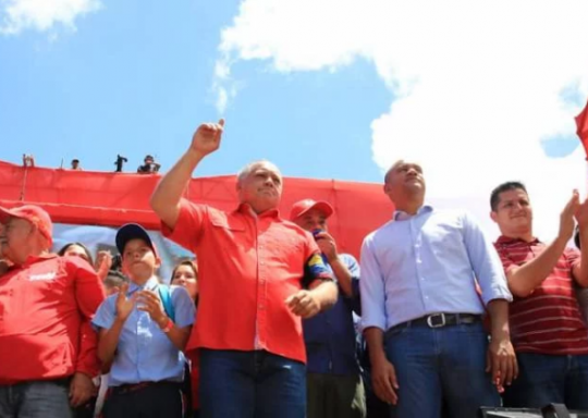 Foto: Con el Mazo Dando