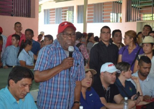 Foto: Con el Mazo Dando