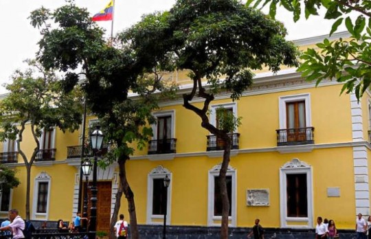 Casa amarilla