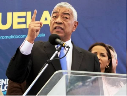 Foto: Con el Mazo Dando