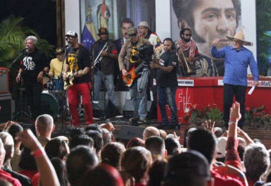 Foto: Con el Mazo Dando