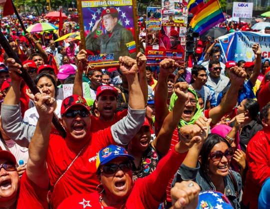 CAR106. CARACAS (VENEZUELA), 26/03/2014.-Cientos de personas participan en una manifestaciÛn a favor del Gobierno del presidente de Venezuela, Nicol·s Maduro, y en conmemoraciÛn del 20 aniversario de la salida del fallecido lÌder venezolano Hugoc Ch·vez de la c·rcel de Yare, en el sector Plaza Venezuela hoy, miÈrcoles 26 de marzo de 2014, en Caracas. EFE/MIGUEL GUTI…RREZ