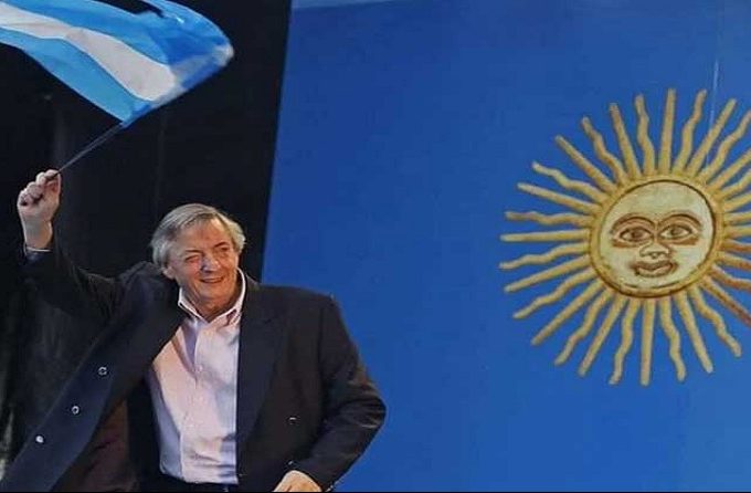 Argentinos recuerdan a Néstor Kirchner en aniversario de su gobierno | PSUV