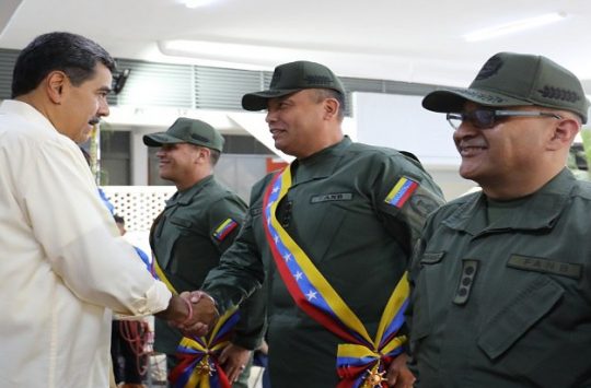 Presidente Maduro condecora a militares venezolanos por su defensa a la ...