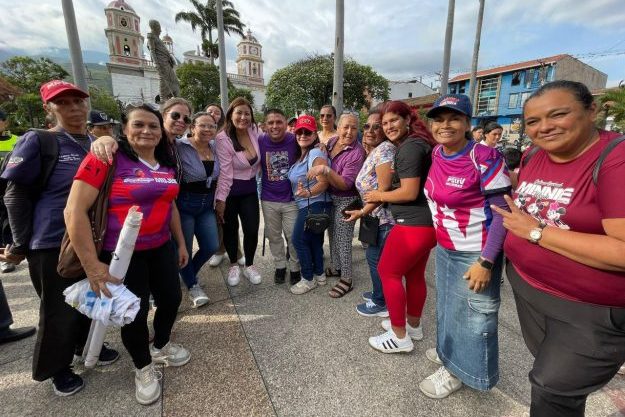 Mujeres merideñas resteadas en defensa de la patria y del presidente ...
